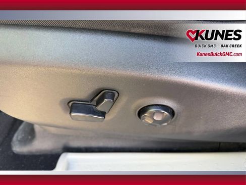 Used 2023 Chrysler Pacifica Touring-L FWD image 22