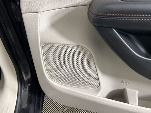Used 2017 Chrysler Pacifica Touring FWD image 29