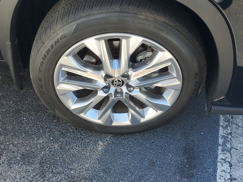 Used 2024 Toyota Highlander Limited image 3