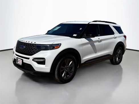 Used 2023 Ford Explorer XLT w/ Equipment Group 202A image 3
