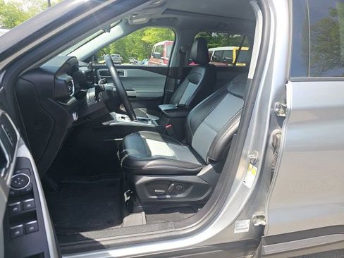 Used 2022 Ford Explorer XLT w/ Equipment Group 202A AWD/4WD image 14
