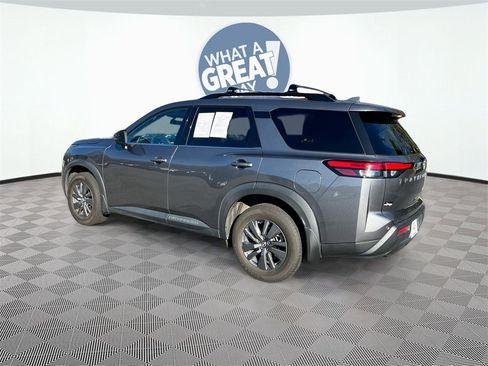 Certified 2022 Nissan Pathfinder SV image 3
