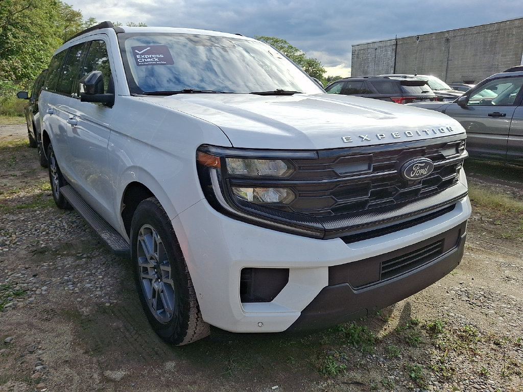 Used 2025 Ford Expedition Active AWD/4WD image 3