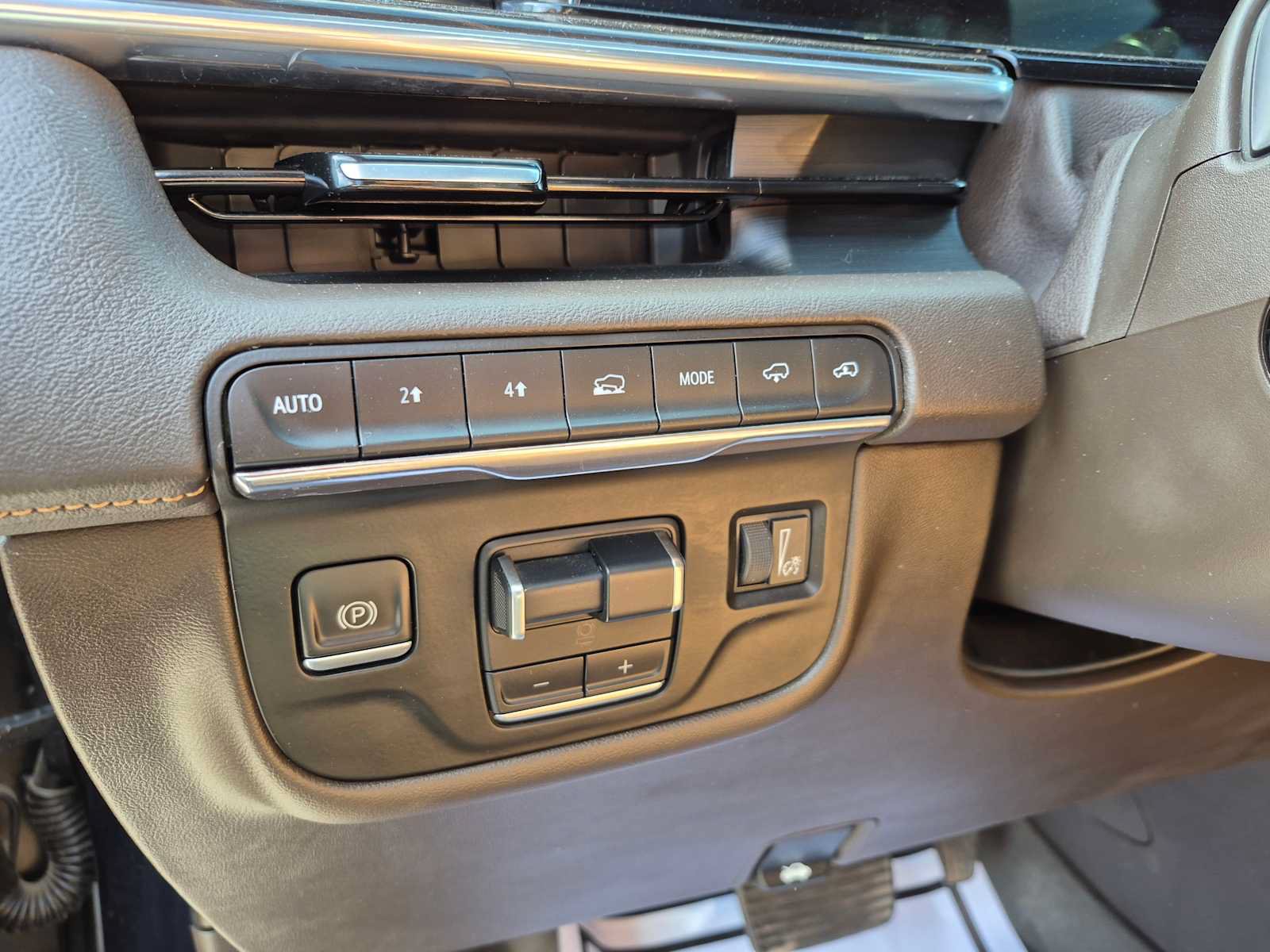 Used 2021 Cadillac Escalade ESV Premium Luxury w/ Driver Assist Tech Package AWD/4WD image 15