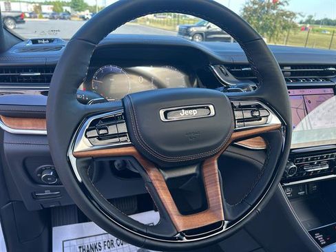 New 2025 Jeep Grand Cherokee Summit image 11