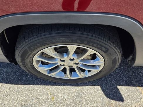 Used 2019 Jeep Cherokee Latitude Plus w/ Comfort/Convenience Group FWD image 18