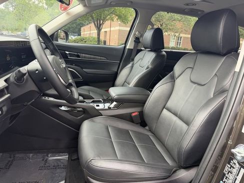 Certified 2025 Kia Telluride EX w/ EX Captain's Chair Package FWD image 11