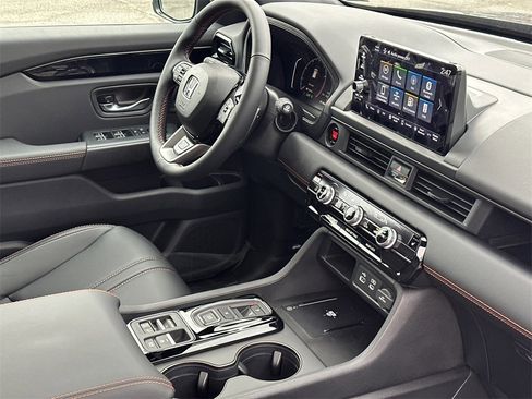 New 2025 Honda Pilot TrailSport image 9