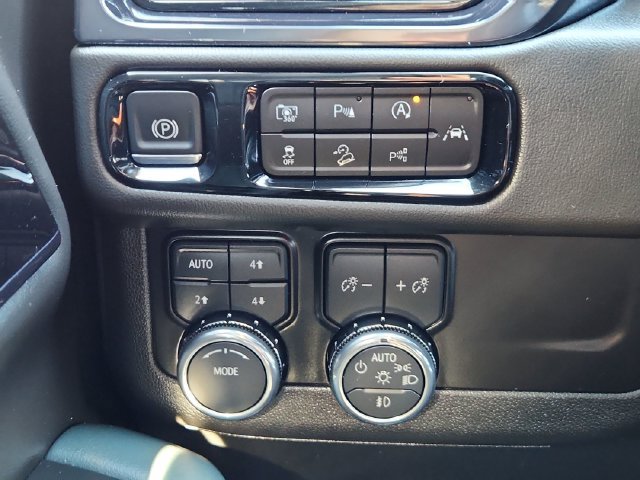 Used 2025 GMC Yukon AT4 w/ LPO, Floor Liner Package AWD/4WD image 39