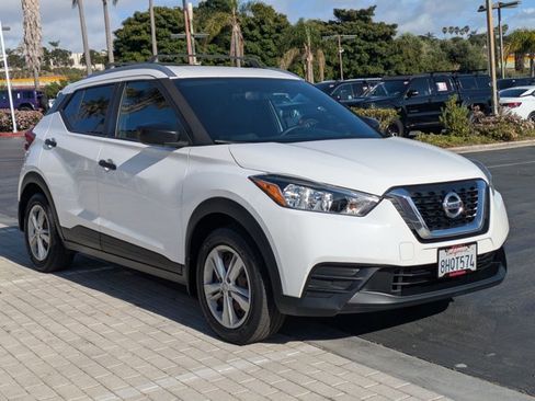 Used 2018 Nissan Kicks S image 3