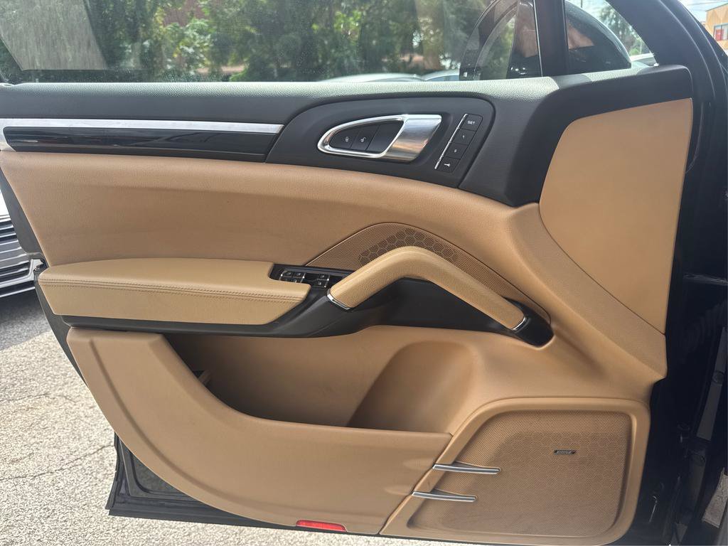 Used 2016 Porsche Cayenne w/ Premium Package AWD/4WD image 18