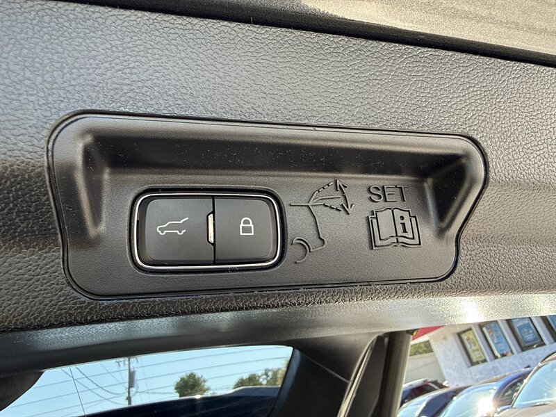 Used 2020 Ford Explorer Limited RWD image 9