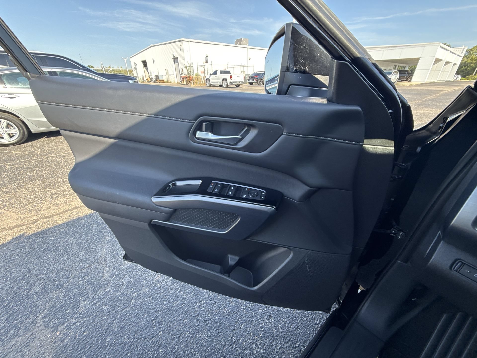 Used 2025 Nissan Pathfinder SL FWD image 29