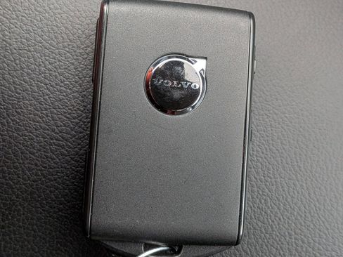 Used 2025 Volvo XC40 B5 Core image 37