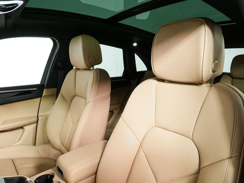 Certified 2026 Porsche Macan AWD/4WD image 5