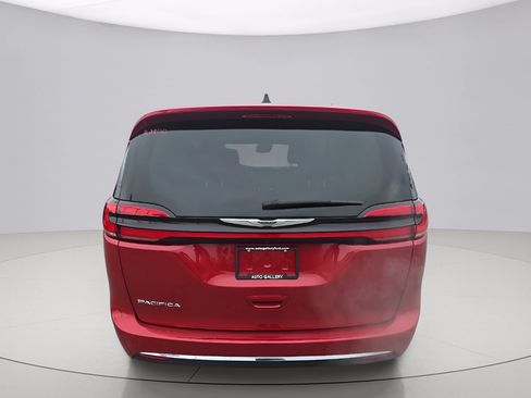 Used 2024 Chrysler Pacifica Touring-L FWD image 4