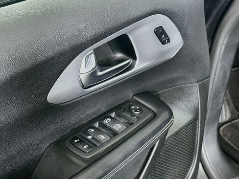 Used 2023 Chrysler Pacifica Touring-L w/ S Appearance Package FWD image 15