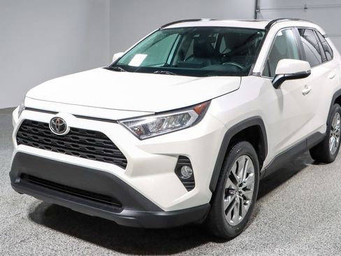 Used 2021 Toyota RAV4 XLE Premium image 32