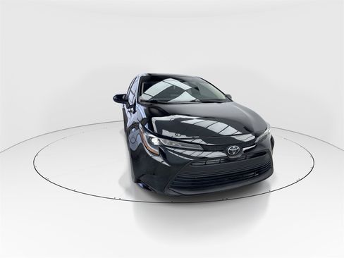 Used 2023 Toyota Corolla LE image 3