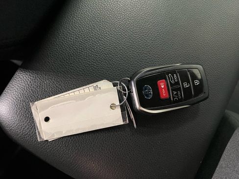 Used 2021 Toyota RAV4 SE image 15