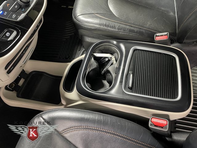 Used 2017 Chrysler Pacifica Touring-L Plus w/ Uconnect Theatre Group FWD image 18