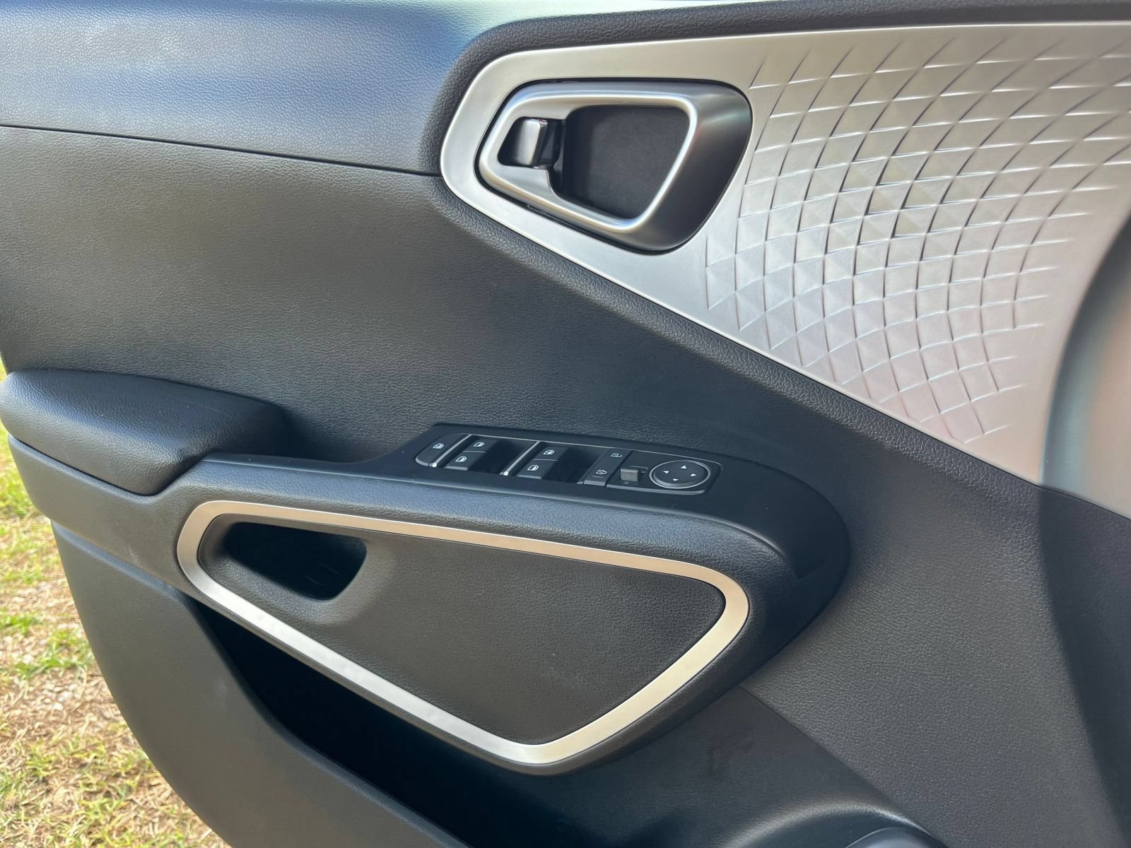 Used 2025 Kia Soul LX w/ LX Technology Package FWD image 18