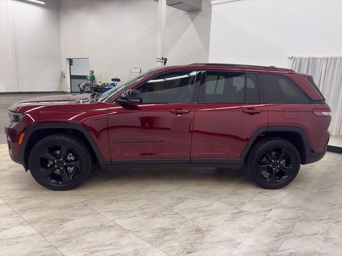 Used 2023 Jeep Grand Cherokee Altitude image 4