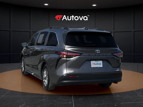 Used 2021 Toyota Sienna XLE AWD/4WD image 3