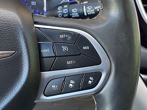 Used 2022 Chrysler Pacifica Touring-L FWD image 54