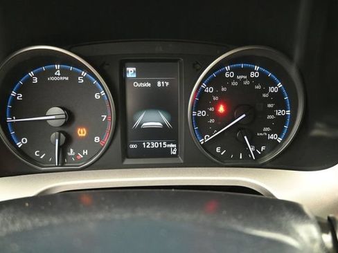 Used 2018 Toyota RAV4 LE FWD image 4