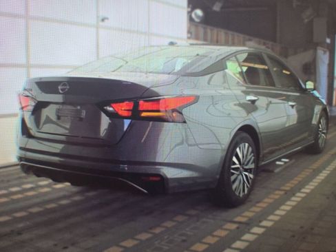 Used 2025 Nissan Altima 2.5 SV FWD image 3
