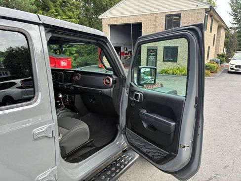 Used 2023 Jeep Gladiator Mojave AWD/4WD image 18
