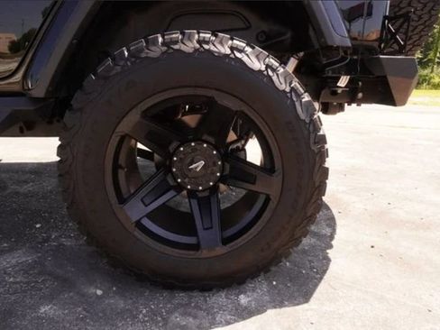Used 2025 Jeep Wrangler Unlimited Sahara AWD/4WD image 9