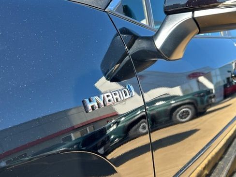 Used 2021 Toyota RAV4 XLE Premium AWD/4WD image 17