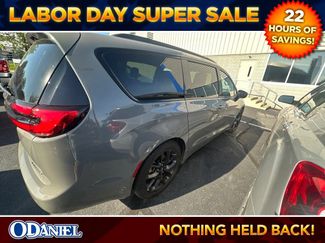 Used 2025 Chrysler Pacifica Limited FWD video 3