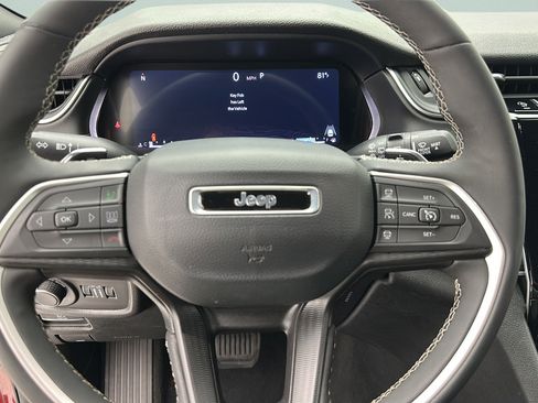 Used 2025 Jeep Grand Cherokee Altitude AWD/4WD image 15