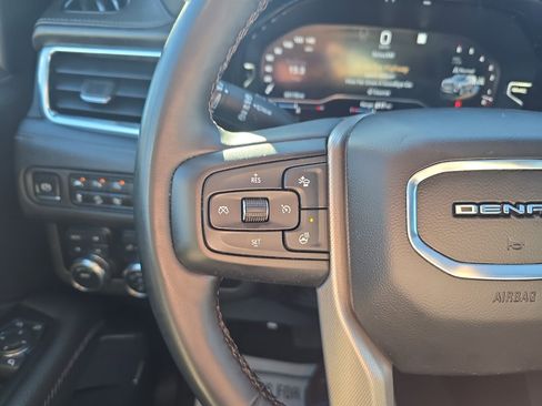 Used 2023 GMC Yukon XL Denali image 10