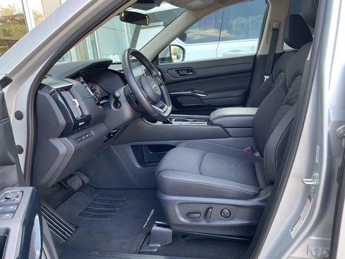 Used 2025 Nissan Pathfinder SV FWD image 8