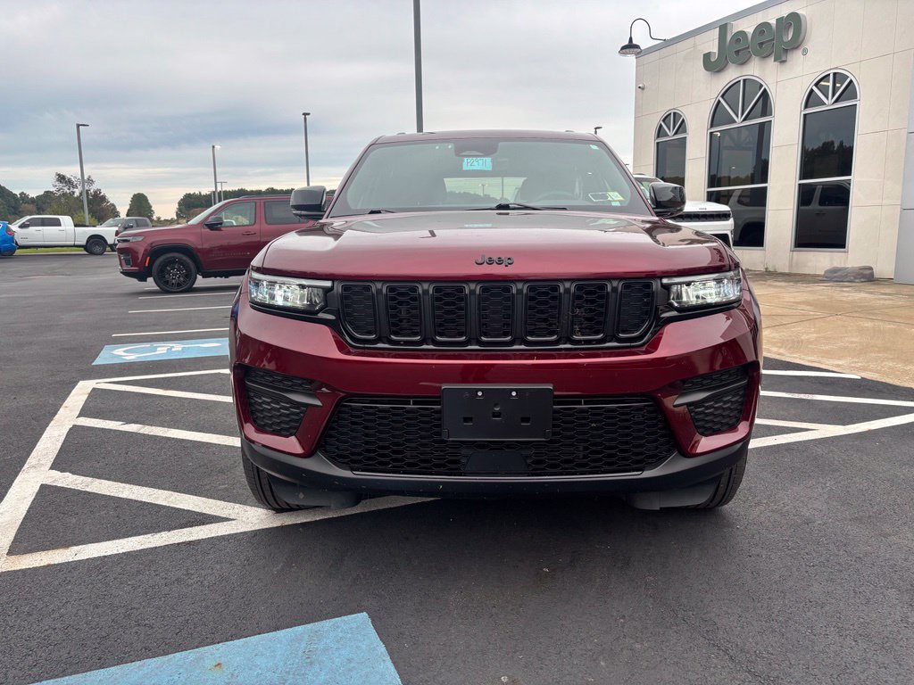Used 2025 Jeep Grand Cherokee Altitude AWD/4WD image 3