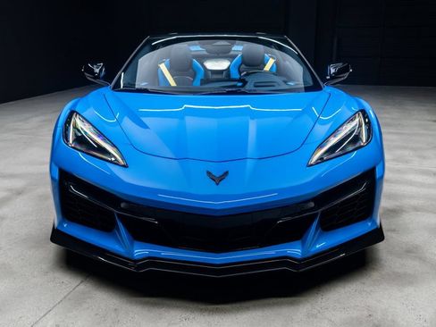 Used 2025 Chevrolet Corvette Z06 RWD image 3