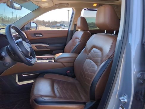 Used 2023 Nissan Pathfinder Platinum image 13