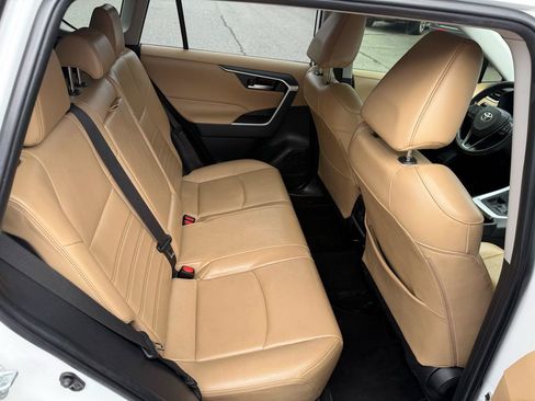 Used 2019 Toyota RAV4 XLE Premium FWD image 21