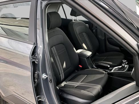 Used 2025 Hyundai Venue SEL FWD image 9