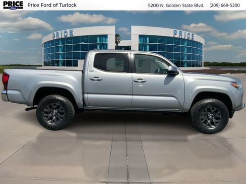 Used 2021 Toyota Tacoma SR5 AWD/4WD image 4