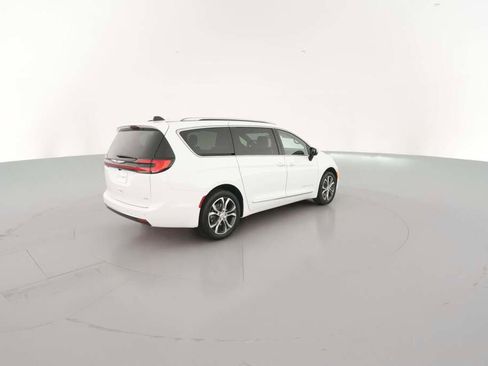 New 2026 Chrysler Pacifica Pinnacle image 12