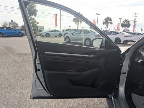 Used 2023 Nissan Altima 2.5 SV image 11