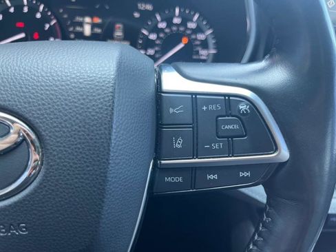 Used 2021 Toyota Highlander Limited image 19