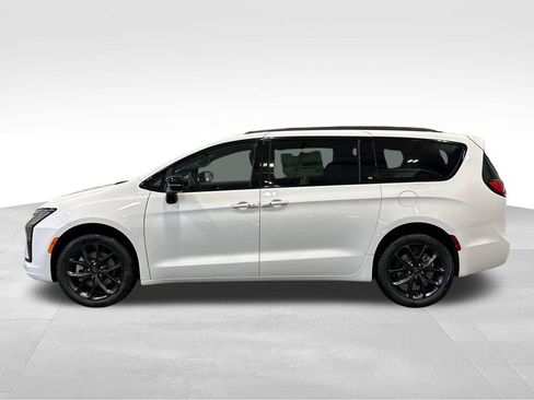 New 2027 Chrysler Pacifica Limited AWD/4WD image 4