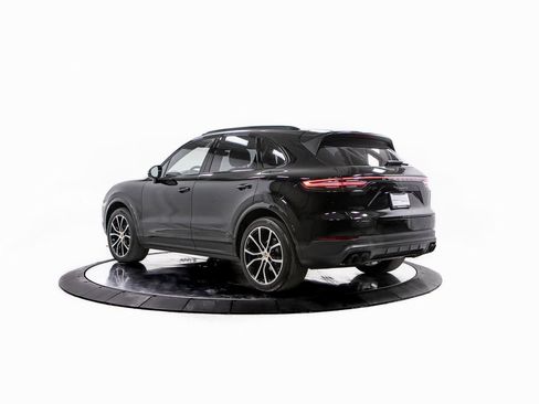 Certified 2023 Porsche Cayenne Platinum Edition image 3