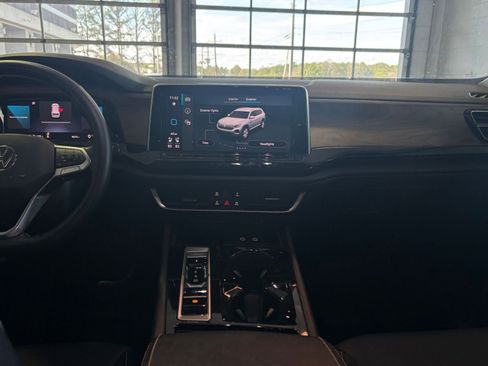 Used 2025 Volkswagen Atlas SE image 23